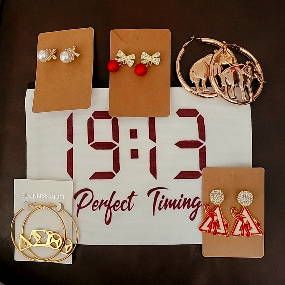 DST gold series with 5 different pairs of earrings!!!!  Plus bonus bag
